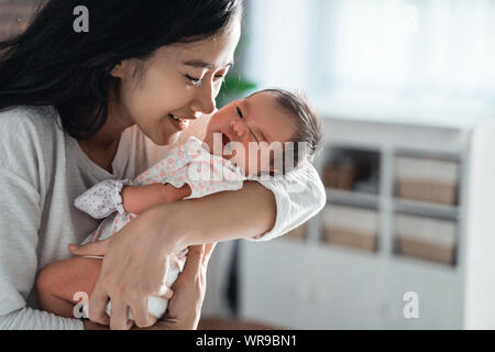 Mutter ihre kleine Tochter küssen Stockfoto