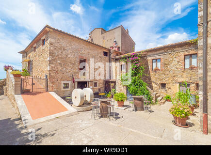 Montemerano (Italien) - Die ehrfürchtigen historischen Zentrum des Mittelalters und der Renaissance, Stone Town in der Region Toskana, auf dem Hügel, in der Provinz von Grosseto. Stockfoto