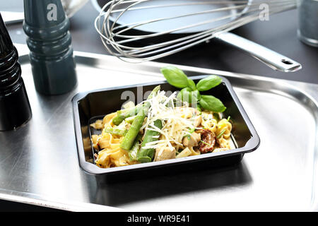 Lunch Box. Nudeln mit Spargel. Take-out-Gericht Stockfoto