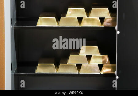 Leipzig, Deutschland. 10 Sep, 2019. Reproduziert Gold Bars befinden sich in der Ausstellung "Luxus pur" in einem Safe in der zeitgenössischen Forum gefunden werden. Die Schau konzentriert sich auf Luxus in Ost und West bis in die Gegenwart. Neben Schmuck und Mode, einfache alltägliche Objekte, die als Luxus zu der Zeit, sind auch auf Anzeige. Kredite: Jan Woitas/dpa-Zentralbild/dpa/Alamy leben Nachrichten Stockfoto