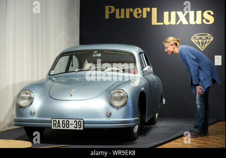 Leipzig, Deutschland. 10 Sep, 2019. Eine Frau sieht einen DDR-Porsche von zwei HOBBYISTEN sich in der Ausstellung "Luxus pur" in das Zeitgeschichtliche Forum gebaut. Die Schau konzentriert sich auf Luxus in Ost und West bis in die Gegenwart. Neben Schmuck und Mode, einfache alltägliche Objekte, die als Luxus zu der Zeit, sind auch auf Anzeige. Kredite: Jan Woitas/dpa-Zentralbild/dpa/Alamy leben Nachrichten Stockfoto