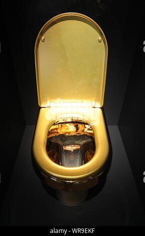 Leipzig, Deutschland. 10 Sep, 2019. Eine vergoldete wc ist in der Ausstellung "Luxus pur" in das Zeitgeschichtliche Forum gefunden werden. Die Schau konzentriert sich auf Luxus in Ost und West bis in die Gegenwart. Neben Schmuck und Mode, einfache alltägliche Objekte, die als Luxus zu der Zeit, sind auch auf Anzeige. Kredite: Jan Woitas/dpa-Zentralbild/dpa/Alamy leben Nachrichten Stockfoto