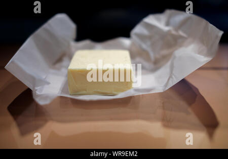 Leipzig, Deutschland. 10 Sep, 2019. Ein Stück Butter, ein luxuriöses Objekt in der Nachkriegszeit liegt in der Ausstellung 'purer Luxus' in der zeitgenössischen Forum. Die Schau konzentriert sich auf Luxus in Ost und West bis in die Gegenwart. Neben Schmuck und Mode, einfache alltägliche Objekte, die als Luxus zu der Zeit, sind auch auf Anzeige. Kredite: Jan Woitas/dpa-Zentralbild/dpa/Alamy leben Nachrichten Stockfoto