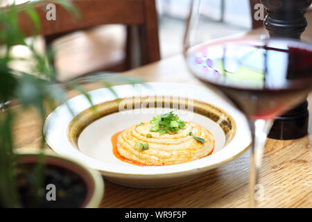 Jüdische Küche - kichererbse einfügen und gerösteten Zwiebel. Stockfoto
