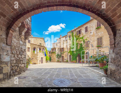 Montemerano (Italien) - Die ehrfürchtigen historischen Zentrum des Mittelalters und der Renaissance, Stone Town in der Region Toskana, auf dem Hügel, in der Provinz von Grosseto. Stockfoto