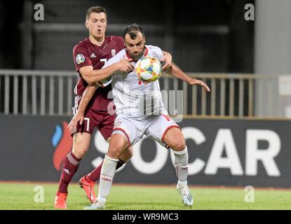 (190910) - RIGA, Sept. 10, 2019 (Xinhua) - der Lettischen Hjalte Rugins (L) Mias mit Norden Mazedoniens Goran PANDEV während der UEFA EURO 2020 Vorrunde Gruppe G Match zwischen Lettland und in Mazedonien in Riga, Lettland, Sept. 9, 2019. (Foto von Edijs Palens/Xinhua) Stockfoto