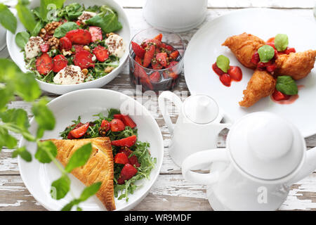 Erdbeere Menü. Blätterteig mit Ricotta, Rucola Quark und Erdbeere, Salat, Erdbeeren in Aceto Balsamico mit grünem Pfeffer, Erdbeere Pfannkuchen Stockfoto