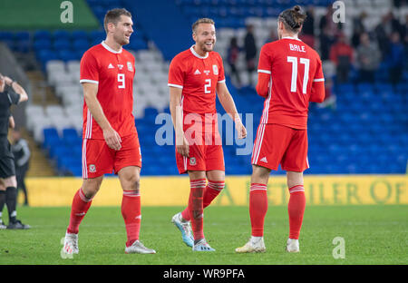 Cardiff, Großbritannien. 09 Sep, 2019. Cardiff - UK - 9. September: Wales v Belarus Freundschaftsspiel in Cardiff City Stadium. Gareth Bale (rechts) von Wales feiert seine Seiten gewinnen mit Teamkollegen Sam Vokes (links) und Chris Gunter (Mitte) Redaktionelle Verwendung nur Credit: Phil Rees/Alamy leben Nachrichten Stockfoto