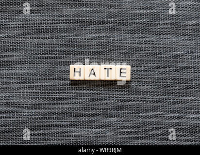 Wort hassen in Fliesen geschrieben Stockfoto