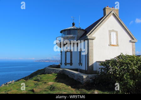 Leuchtturm von Kirche Notre-Dame de la Clarté Punkt in dem Stadt von Beuzec Cap Sizun und das Meer der Bucht von Douarnenez Stockfoto