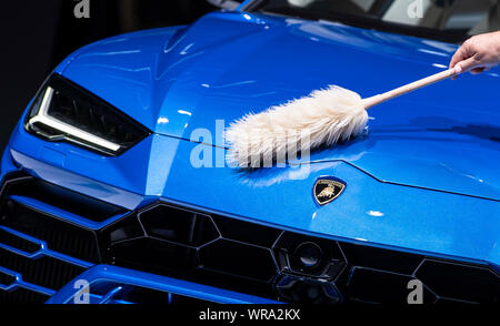 10. September 2019, Hessen, Frankfurt/Main: Ein Lamborghini Urus wird entstaubt auf der IAA vor Beginn der Pressekonferenz. Foto: Silas Stein/dpa Stockfoto