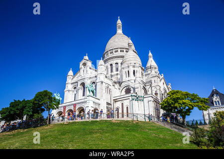 Basilika von Sacré-Coeur, auch bekannt als das Heiligste Herz Jesu, die berühmte Kirche in Montmartre in Paris Frankreich an einem Sommertag mit einem blauen Himmel o eingebettet Stockfoto