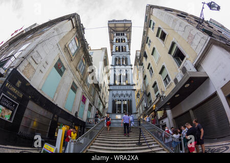 Lissabon, Portugal - ca. Juli, 2019: Der berühmte Aufzug Santa Justa in Lissabon. Touristen sind auf der rechten Seite ausgerichtet, um das Denkmal zu besuchen. Stockfoto