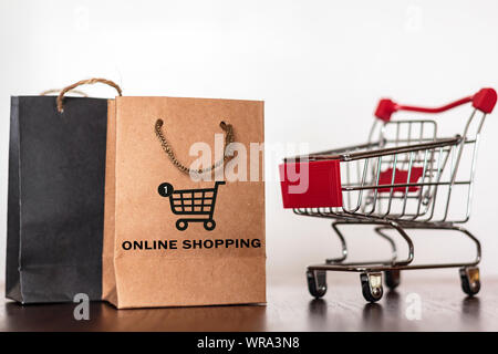 Einkaufstaschen und Einkaufswagen. Commercial Business, e-commerce, Online Shopping Konzept Stockfoto