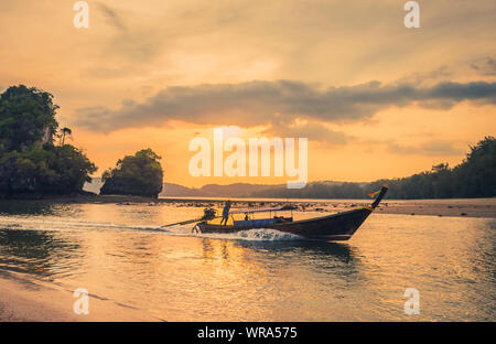 Den traditionellen thailändischen Longtail Boot im Sunset Beach. Ao Nang, Krabi Provinz. Stockfoto