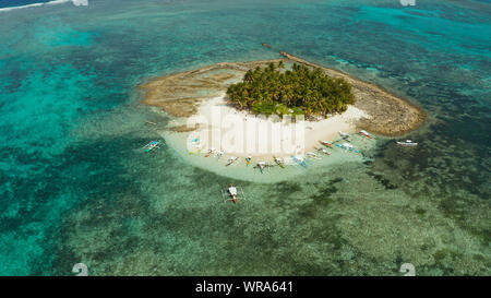 Tropische Insel mit Palmen, Strand mit Touristen und Boote. Guyam Island, Philippinen, Siargao. Sommer und Reisen Urlaub Begriff Stockfoto