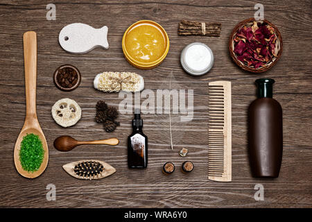 Natürliche Körper- und Haarpflege Kosmetik auf Holz Hintergrund. Wellness Produkte und Zubehör. Ansicht von oben, flach Stockfoto