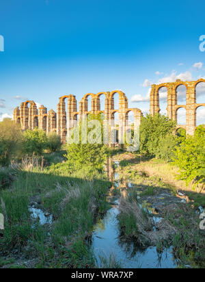 Panoramablick auf die berühmte Aquädukt Los Milagros, in Mérida, die Hauptstadt des alten Lusitania in römischen Zeiten entfernt Stockfoto