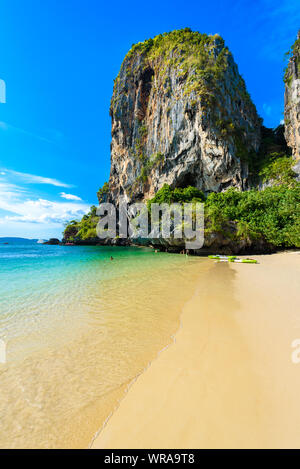 Kalkstein Karst Felsen an Ao Phra Nang Beach auf Railay Halbinsel, in der Nähe von Ao Nang, Krabi Provinz, Andaman Sea, Thailand Stockfoto