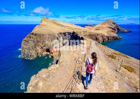 Wanderer zu Fuß auf schönen Trail - Panorama Blick auf die wilde Küste und Klippen am Ponta de Sao Lourenco, Insel Madeira, Portugal Stockfoto