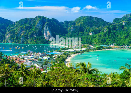 Koh Phi Phi Don, Aussichtspunkt - Paradies Bucht mit weissen Stränden. Blick von oben auf der tropischen Insel über Tonsai Village, Ao-tonsai, Ao Dalum. Krabi Stockfoto