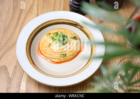 Arabische Küche Kichererbsen einfügen und gerösteten Zwiebel. Stockfoto