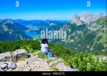 Wanderer im Tannheimer Tal mit Blick auf den Haldensee vom Berg Neunerköpfle - Wanderungen in herrlicher Landschaft scneery der Alpen, Tirol, Austri Stockfoto