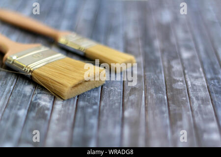 Pinsel auf rustikalen blauer Hintergrund Stockfoto