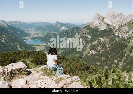 Wanderer im Tannheimer Tal mit Blick auf den Haldensee vom Berg Neunerköpfle - Wanderungen in herrlicher Landschaft scneery der Alpen, Tirol, Austri Stockfoto