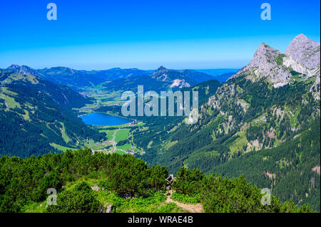 Tannheimer Tal mit Blick auf den Haldensee vom Berg Neunerköpfle - Wanderungen in herrlicher Landschaft scneery der Alpen, Tirol, Österreich, Europa Stockfoto