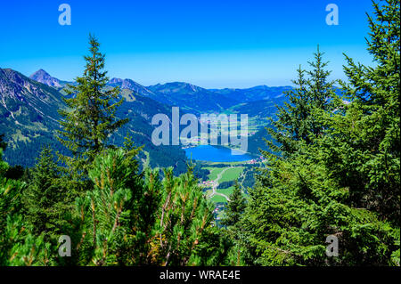 Tannheimer Tal mit Blick auf den Haldensee vom Berg Neunerköpfle - Wanderungen in herrlicher Landschaft scneery der Alpen, Tirol, Österreich, Europa Stockfoto