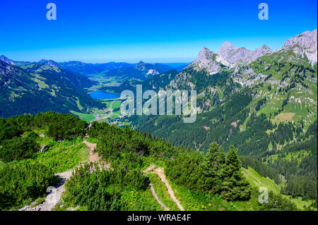 Tannheimer Tal mit Blick auf den Haldensee vom Berg Neunerköpfle - Wanderungen in herrlicher Landschaft scneery der Alpen, Tirol, Österreich, Europa Stockfoto