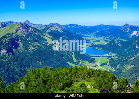 Tannheimer Tal mit Blick auf den Haldensee vom Berg Neunerköpfle - Wanderungen in herrlicher Landschaft scneery der Alpen, Tirol, Österreich, Europa Stockfoto