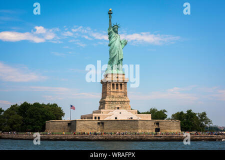 Liberty Island New York, Aussicht im Sommer von Liberty Island mit der Freiheitsstatue im Zentrum gelegen, New York City, USA Stockfoto