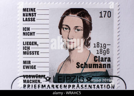 Leipzig, Deutschland. 10 Sep, 2019. Die Sondermarke zum 200. Geburtstag Clara Schumanns ist eine besondere Post in Leipzig Rathaus erhältlich. Im Rahmen der festlichen Jahr' Clara 19', die Sache des neuen Kollektors zusammen mit einem entsprechend gestalteten Briefumschlag dargestellt werden. Kredite: Jan Woitas/dpa-Zentralbild/dpa/Alamy leben Nachrichten Stockfoto