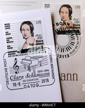 Leipzig, Deutschland. 10 Sep, 2019. Die Sondermarke zum 200. Geburtstag Clara Schumanns ist eine besondere Post in Leipzig Rathaus erhältlich. Im Rahmen der festlichen Jahr' Clara 19', die Sache des neuen Kollektors zusammen mit einem entsprechend gestalteten Briefumschlag dargestellt werden. Kredite: Jan Woitas/dpa-Zentralbild/dpa/Alamy leben Nachrichten Stockfoto