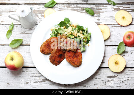 Gebackene Süßkartoffeln mit Kichererbsen Salat. Vegetarisches Gericht. Stockfoto