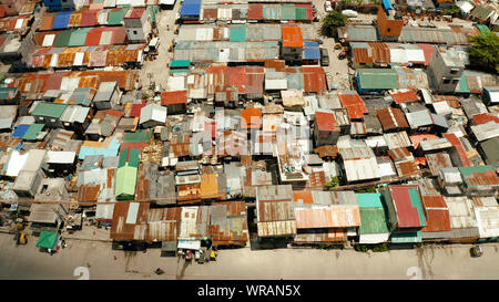 Armen Viertel und Slums mit Hütten in einem dicht besiedelten Gebiet von Manila Luftaufnahme. Stockfoto