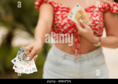 Weibliche Hände halten Euro Rechnungen. Euro Geld. Euro cash Hintergrund. Stockfoto