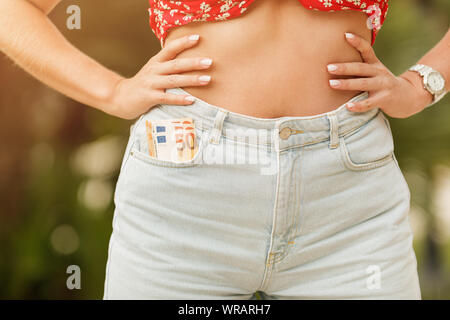 Euro Geld. Girl's mit Euro-Rechnungen. Stockfoto