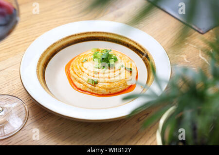 Arabische Küche Kichererbsen einfügen und gerösteten Zwiebel. Stockfoto