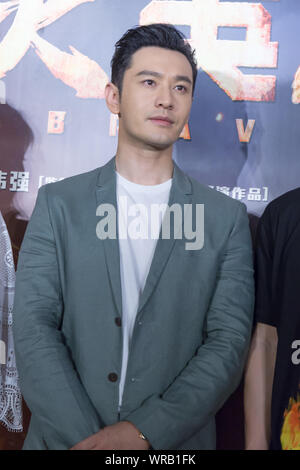 Chinesische Schauspieler Huang Xiaoming besucht eine Premiere für den neuen Film "Die Mutigen" in der Stadt Guangzhou, Provinz Guangdong im Süden Chinas, 30. Juli, 2. Stockfoto