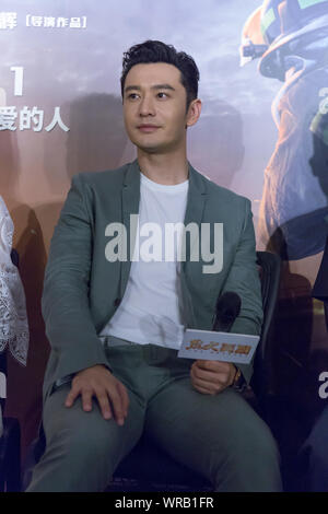 Chinesische Schauspieler Huang Xiaoming besucht eine Premiere für den neuen Film "Die Mutigen" in der Stadt Guangzhou, Provinz Guangdong im Süden Chinas, 30. Juli, 2. Stockfoto