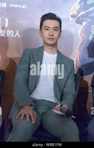 Chinesische Schauspieler Huang Xiaoming besucht eine Premiere für den neuen Film "Die Mutigen" in der Stadt Guangzhou, Provinz Guangdong im Süden Chinas, 30. Juli, 2. Stockfoto