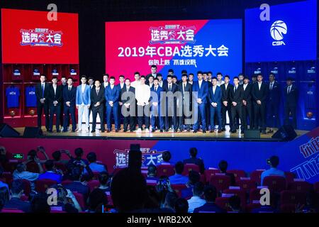 Chinesischen Basketballstar Yao Ming, zurück, Vorsitzender der Chinesischen Basketball-liga (CBA), und NBA-Star Jeremy Lin, 13. Vorne links, posieren mit Cand. Stockfoto