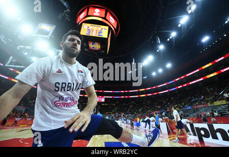 Dongguan, Guangdong Provinz Chinas. 10 Sep, 2019. Vasilije Micic von Serbien Aufwärmen vor dem Viertelfinale zwischen Argentinien und Serbien an der 2019 FIBA-Weltmeisterschaft in Dongguan, Provinz Guangdong im Süden Chinas, Sept. 10, 2019. Credit: Xue Yubin/Xinhua/Alamy leben Nachrichten Stockfoto