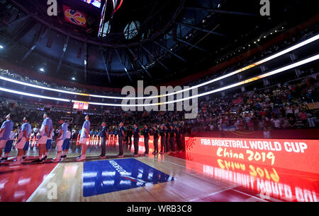 Dongguan, Guangdong Provinz Chinas. 10 Sep, 2019. Die Spieler stehen vor dem Viertelfinale zwischen Argentinien und Serbien an der 2019 FIBA-Weltmeisterschaft in Dongguan, Provinz Guangdong im Süden Chinas, Sept. 10, 2019. Credit: Xue Yubin/Xinhua/Alamy leben Nachrichten Stockfoto