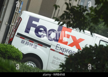 Eine Lieferung des Fahrzeugs von FedEx Express ist abgebildet auf der Straße in Hangzhou City, East China Zhejiang Provinz, am 26. Juli 2019. Stockfoto