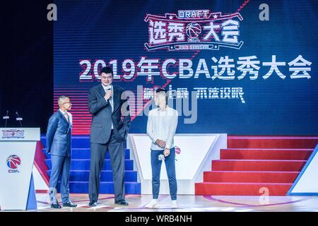 Chinesischen Basketballstar Yao Ming, Mitte, Vorsitzender der Chinesischen Basketball-liga (CBA), spricht neben NBA-Star Jeremy Lin, rechts, während der Stockfoto