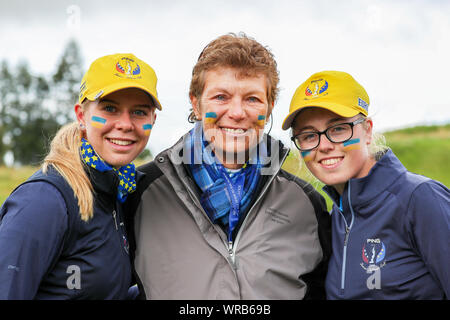 Gleneagles, Großbritannien. 10. September 2019. In der Dienstag Morgen Viererspiele über die Könige Kurs bei Gleneagles, Perthshire, UK, HANNAH DARLING (R) von Midlothian Schottland gespielt ANNABELL FULLER (L) aus England, studiert jetzt in Roehampton, USA spielte gegen SADIE ENGLEMANN, aus Austin, Texas, USA und LUCY LI von Stanford, Kalifornien, USA mit Darling/Fuller gewinnen 4 und 3 und gratulierte durch Trainer Mickey WALKER (Mitte). Credit: Findlay/Alamy Nachrichten Stockfoto